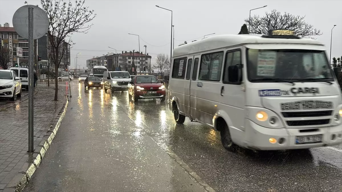 Afyonkarahisar’da Şiddetli Rüzgar ve Sağanak Yağış Trafiği Felç Etti