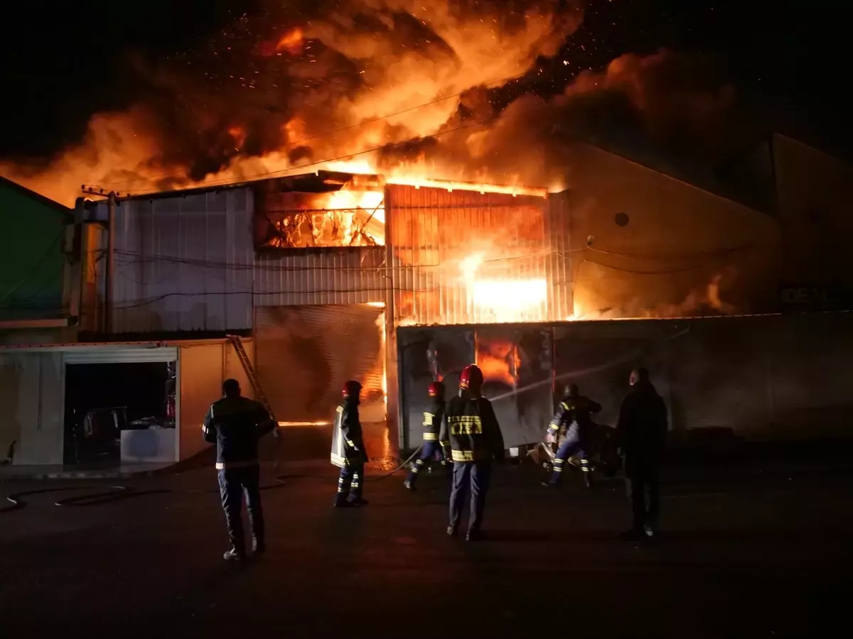 Tiran’da Pazar Depolarındaki Yangın Büyük Hasara Yol Açtı, Can Kaybı Yok