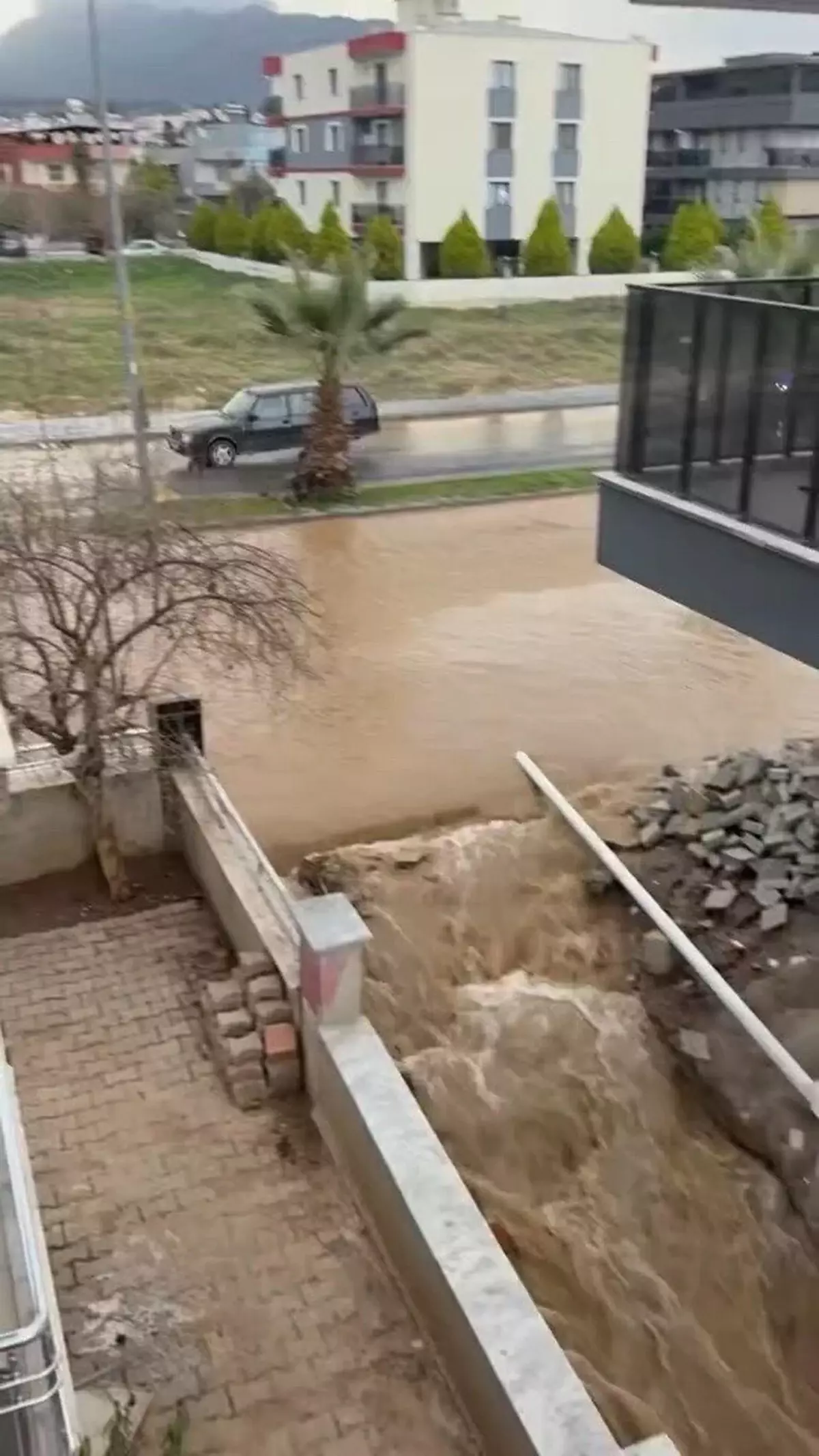 Aydın’da Şiddetli Sağanak ve Rüzgar Trafiği Felçledi