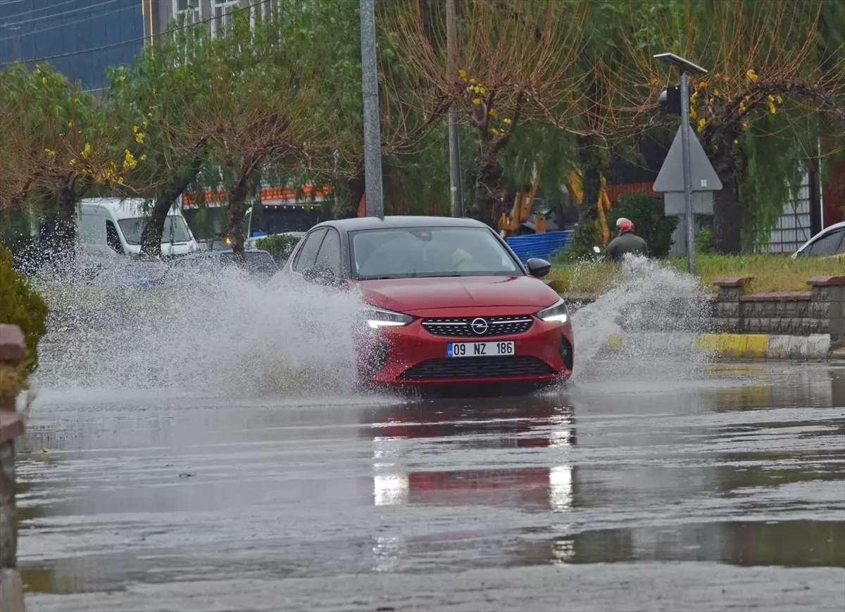 Didim, Söke ve Nazilli’de Şiddetli Yağış ve Fırtına Trafiği Felçledi