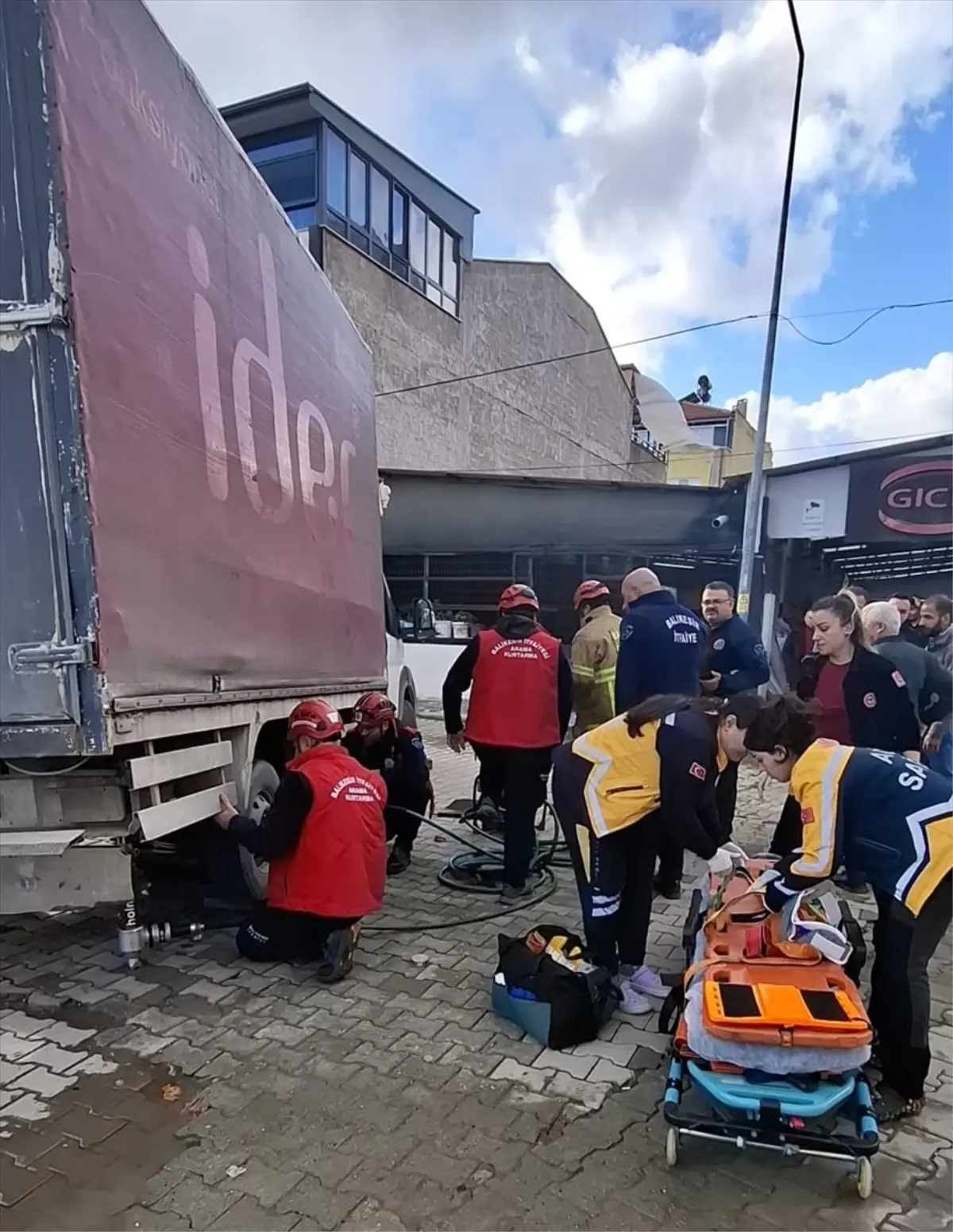 Edremit’te Kamyonet Altında Kalan Kişi Hayatta Kaldı