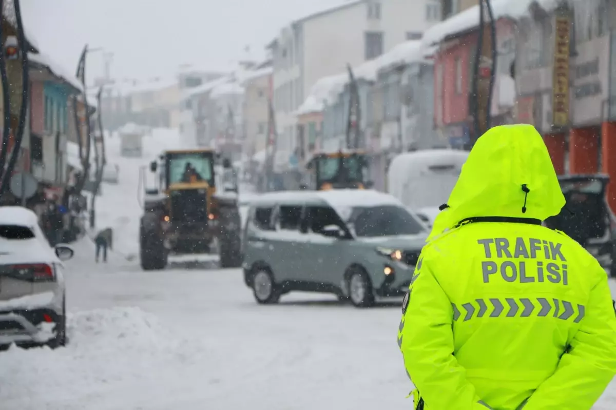 Bingöl'ün Karliova İlçesinde Şiddetli Kar, Okulları Kapattı