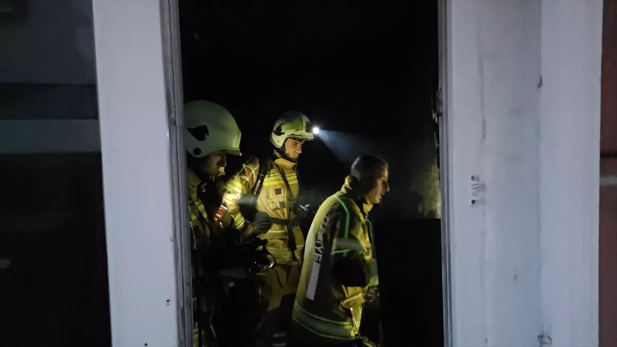 İnegöl’de 3 Katlı Bina Yangını Kontrol Altına Alındı