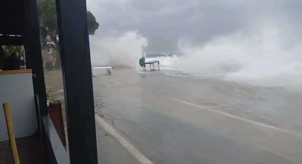Bursa’da 68 km/saat Hızındaki Fırtına Şehri Felç Ettirdi