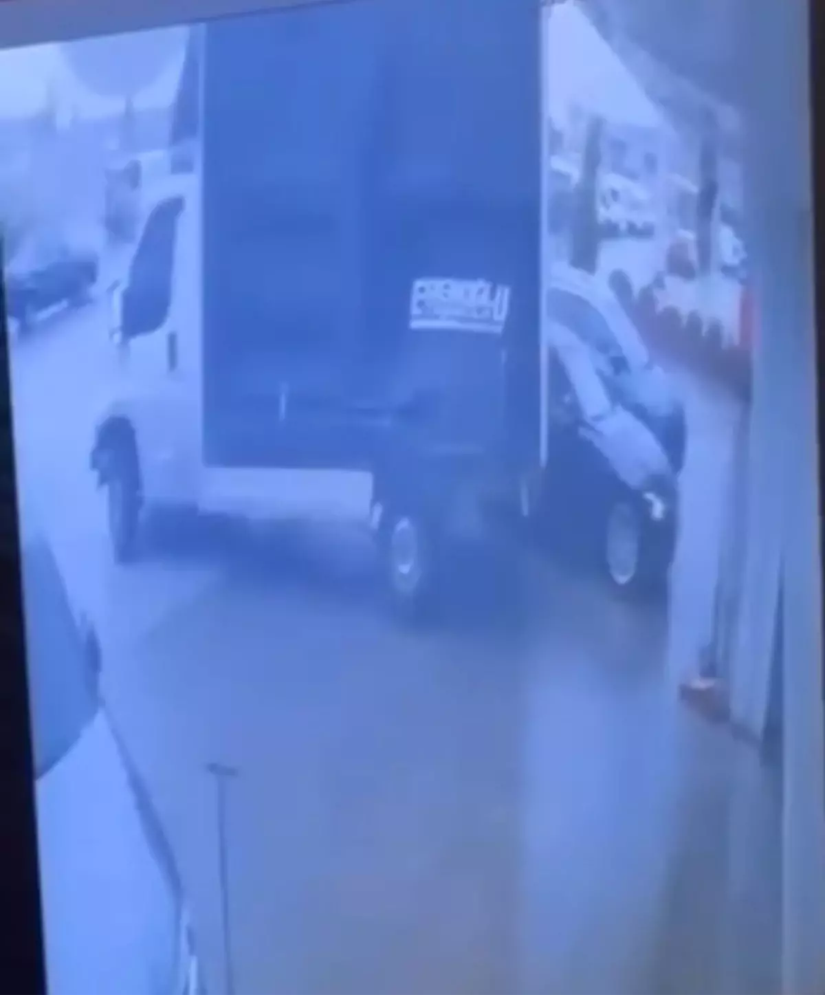 Bursa’yı Vuran Şiddetli Fırtına: Çatılar Uçtu, Araçlar Devrildi