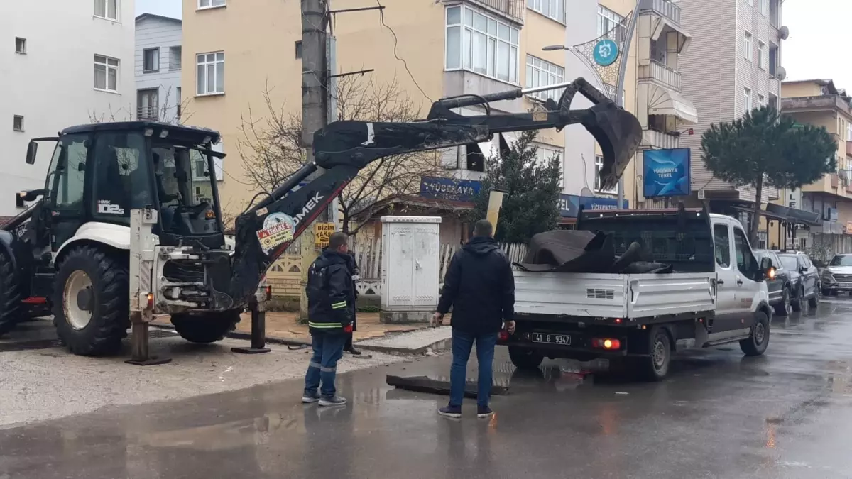 Körfez'de Şiddetli Rüzgar Çatı Malzemesini Sokaklara Savurdu