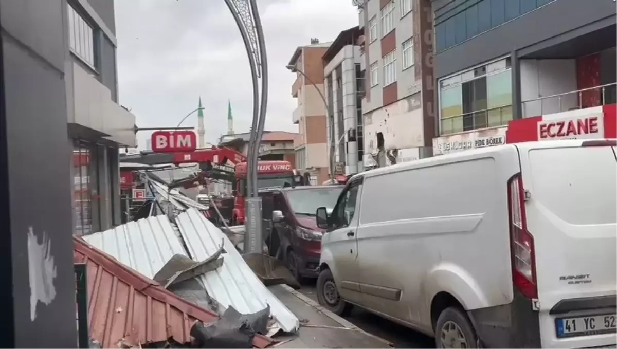 Kocaeli'de Şiddetli Rüzgar Çatı Parçasını Uçurup Belediye Otobüsüne Çarptı