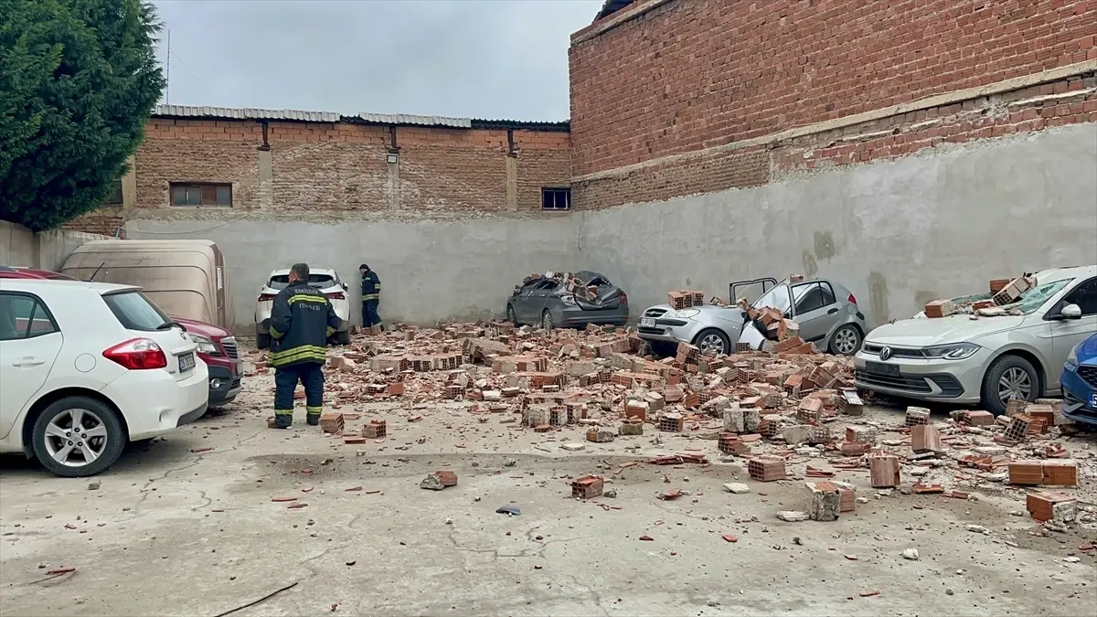 Şiddetli Rüzgar Eskişehir’de Metruk Binayı Yıktı, 6 Araç Zarar Gördü