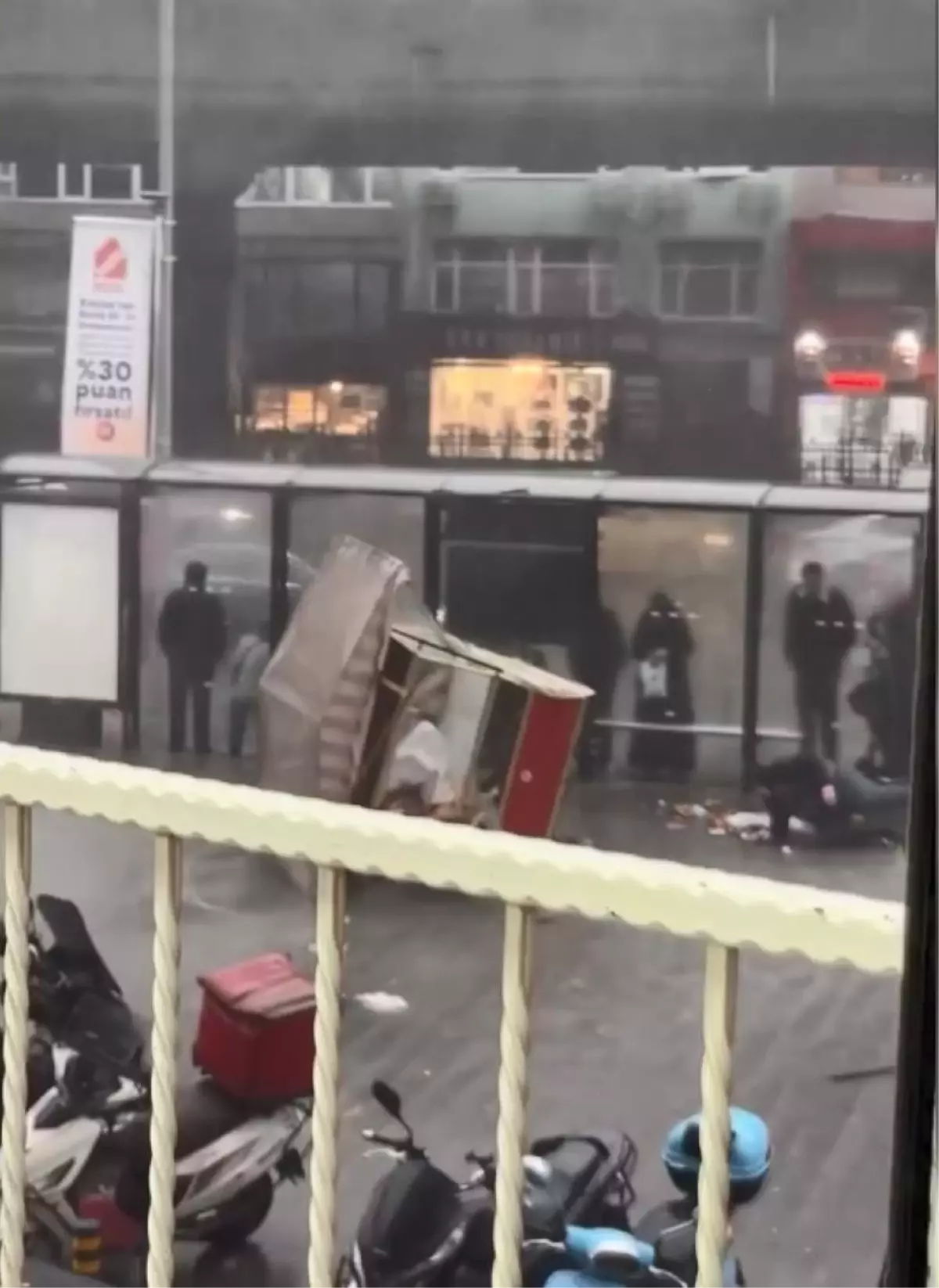 İstanbul’da Şiddetli Fırtına Birçok Alanda Hasara Yol Açtı