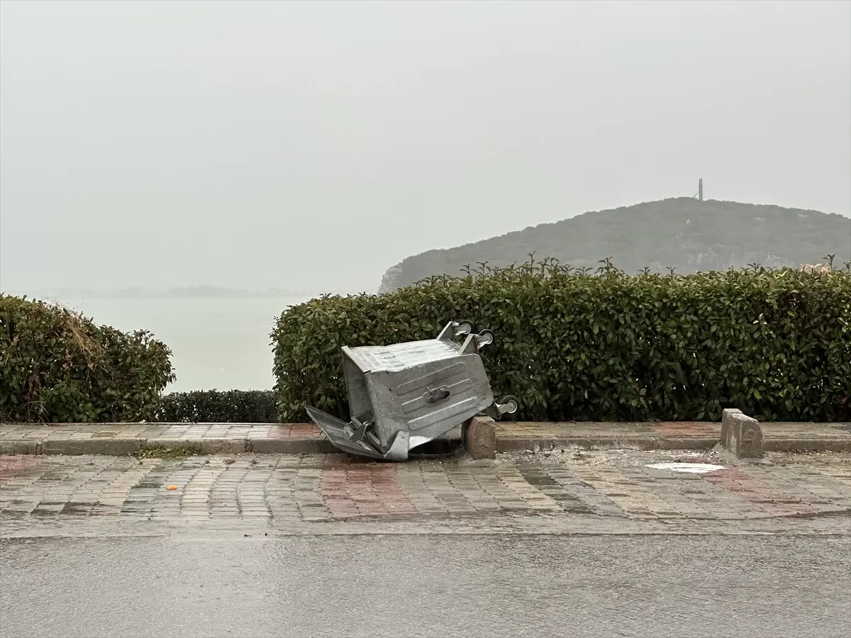 Eğirdir'de Şiddetli Rüzgar ve Sağanak Yağışlar Hayatı Felç Etti