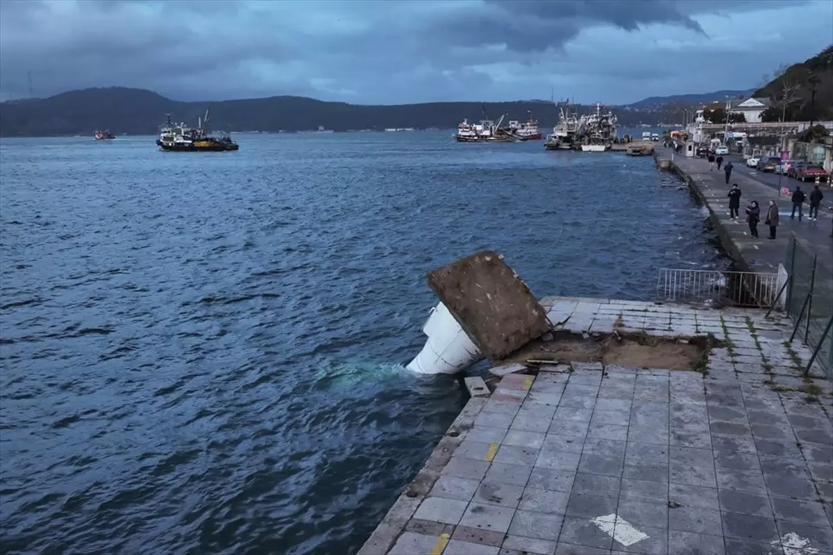 İstanbul’da Şiddetli Yağış ve Fırtına Trafiği Felçledi, Vatandaşlar Zorluk Yaşıyor