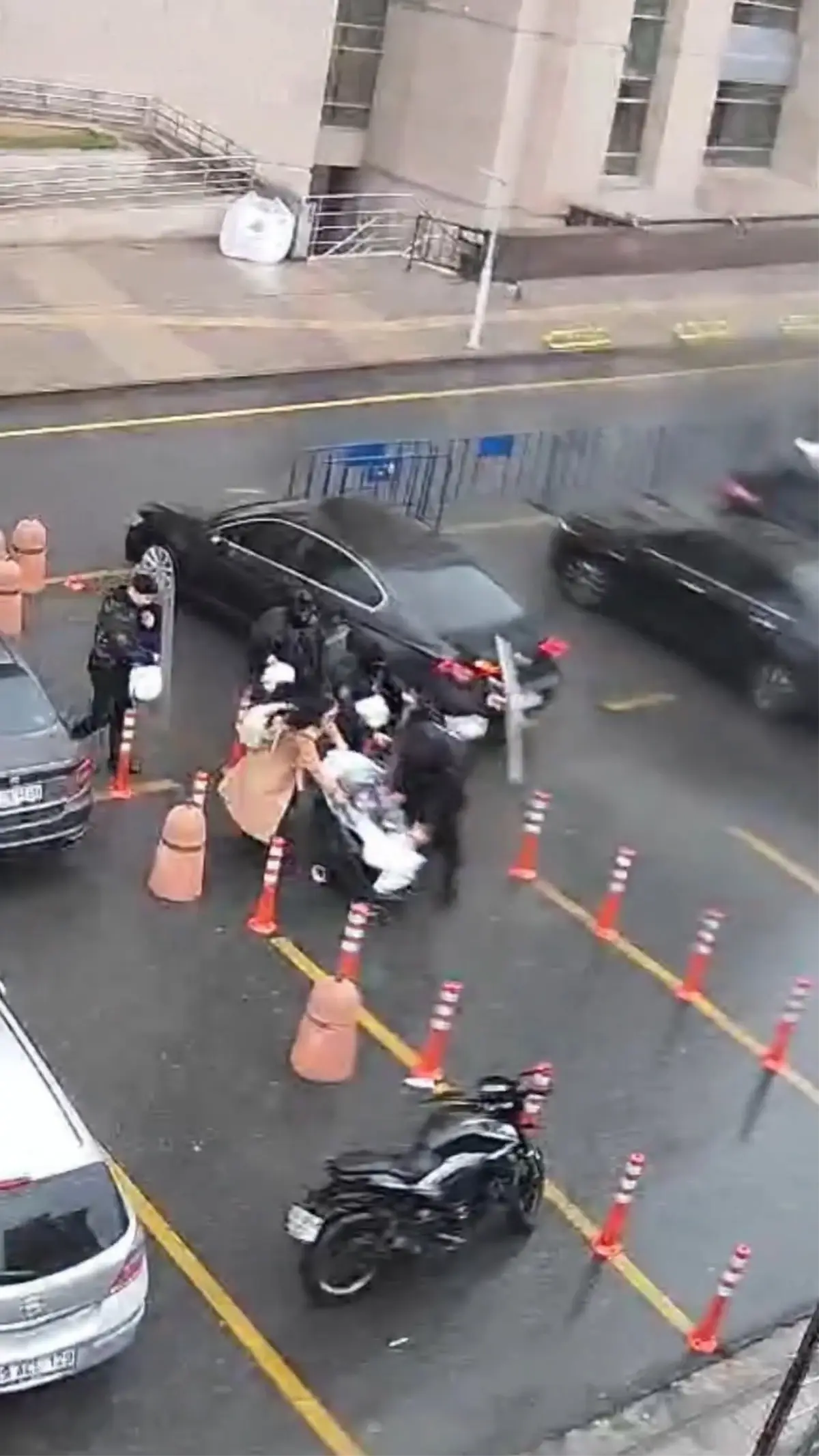 İstanbul'da Fırtına Anında Polis Kalkanıyla Anne ve Bebeği Korudu