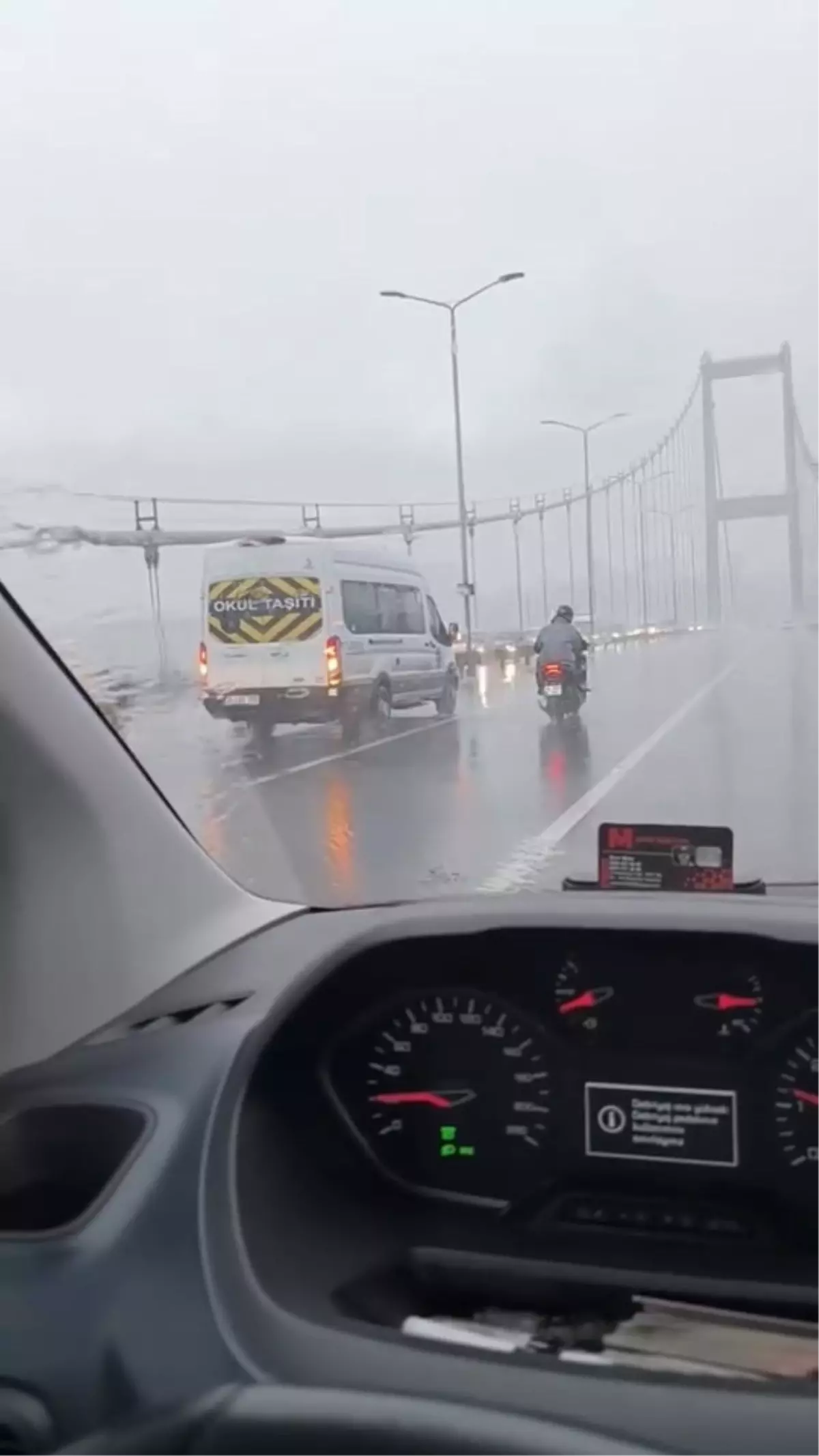 Şiddetli Fırtına İstanbul’da 15 Temmuz Şehitler Köprüsü’nde Motosiklet Sürücülerine Yardım Eli Uzandı