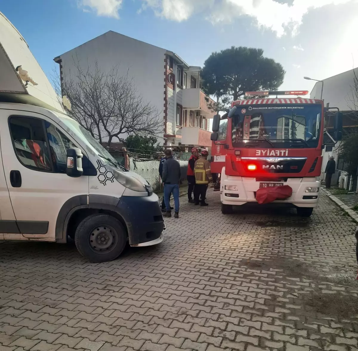 Balıkesir Edremit'te Kamyonet Kazası: İtfaiye M.D.'yi Çıkarıyor