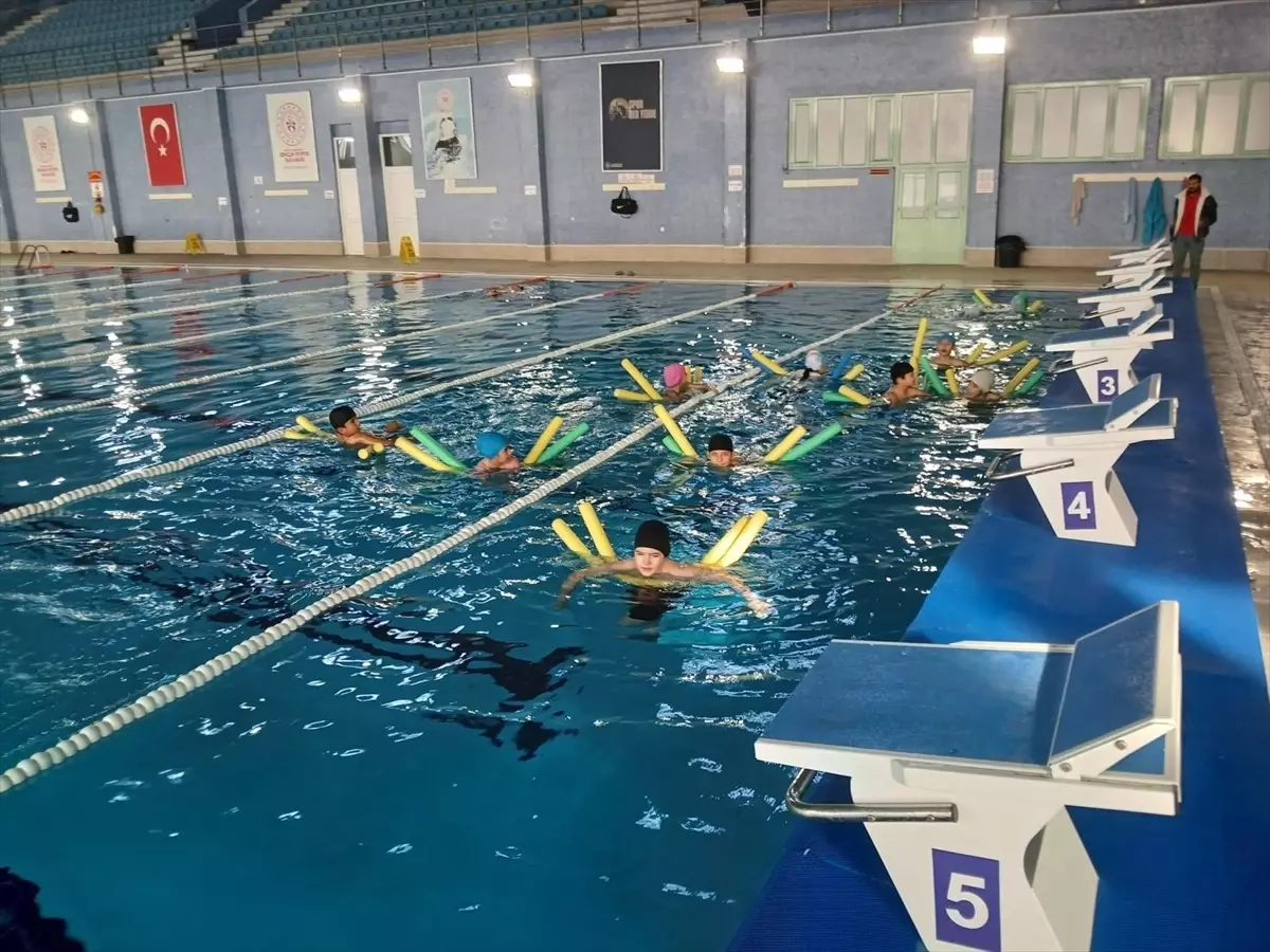 Karakeçili İlkokulu’nda Havuzda Eğlenceli Yüzme Etkinliği