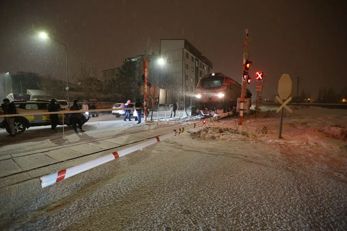 Kars'ta Lokomotif Kazası: 16 Yaşındaki Genç Ağır Yaralandı