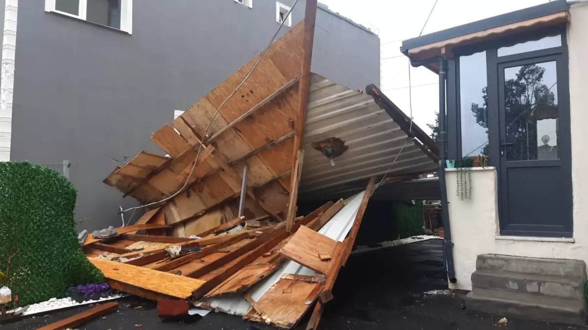 Kocaeli’de Şiddetli Fırtına Yangına Yol Açtı, 2 Yaralı ve Elektrik Kesintileri Yaşandı