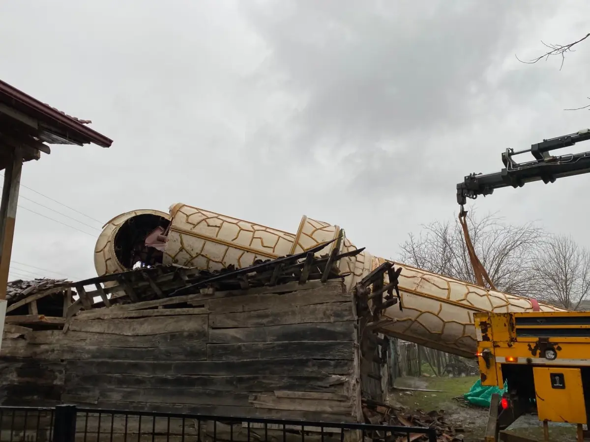 Kocaeli'de Şiddetli Fırtına Çatılara ve Camii Minaresine Büyük Zarar Verdi
