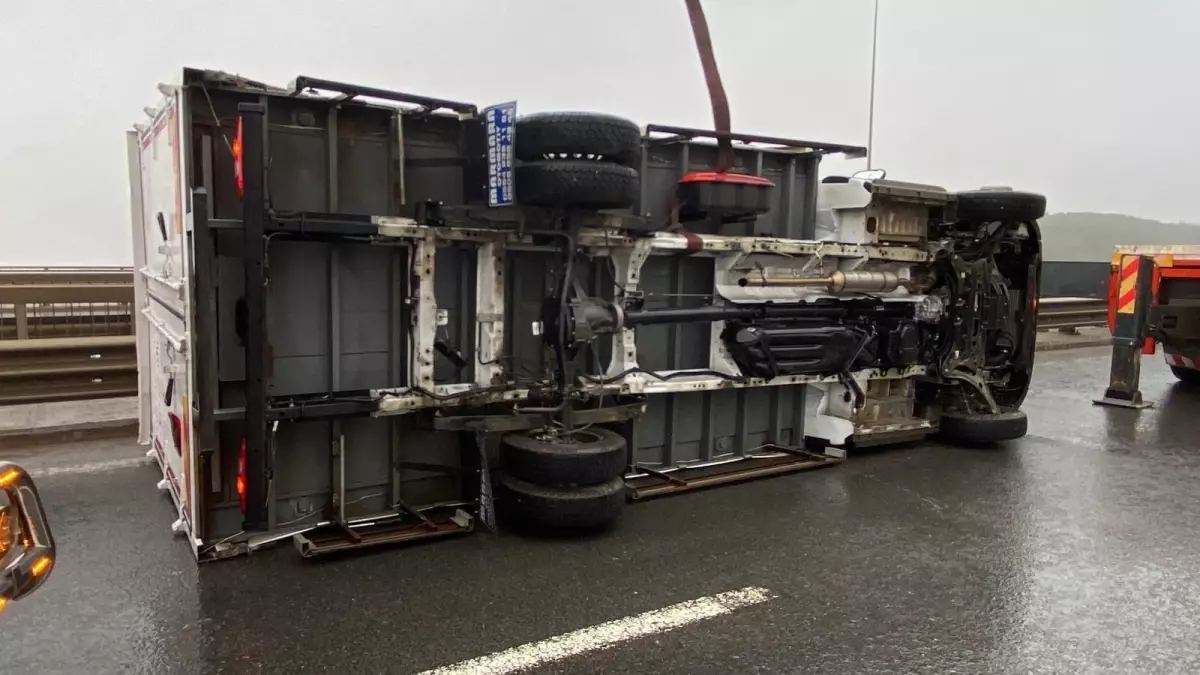 Kocaeli’de Şiddetli Fırtına 2 TIR ve Kamyoneti Yoldan Çekti
