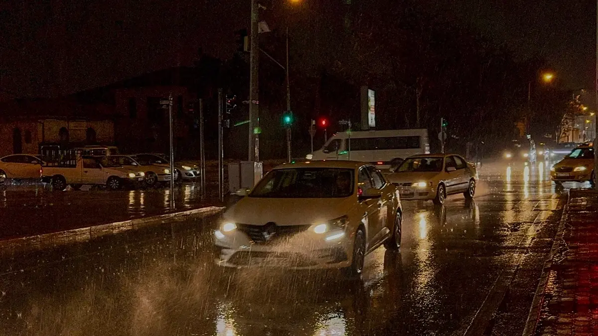 Konya’da Şiddetli Sağanak Yağış Trafiği Felçledi, Vatandaşlar Şemsiyelerle Mücadele Etti