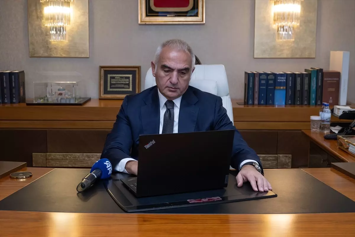 Kültür ve Turizm Bakanı Ersoy, Yılın Kareleri Fotoğraf Yarışması'nda Jüriyi Yönetti