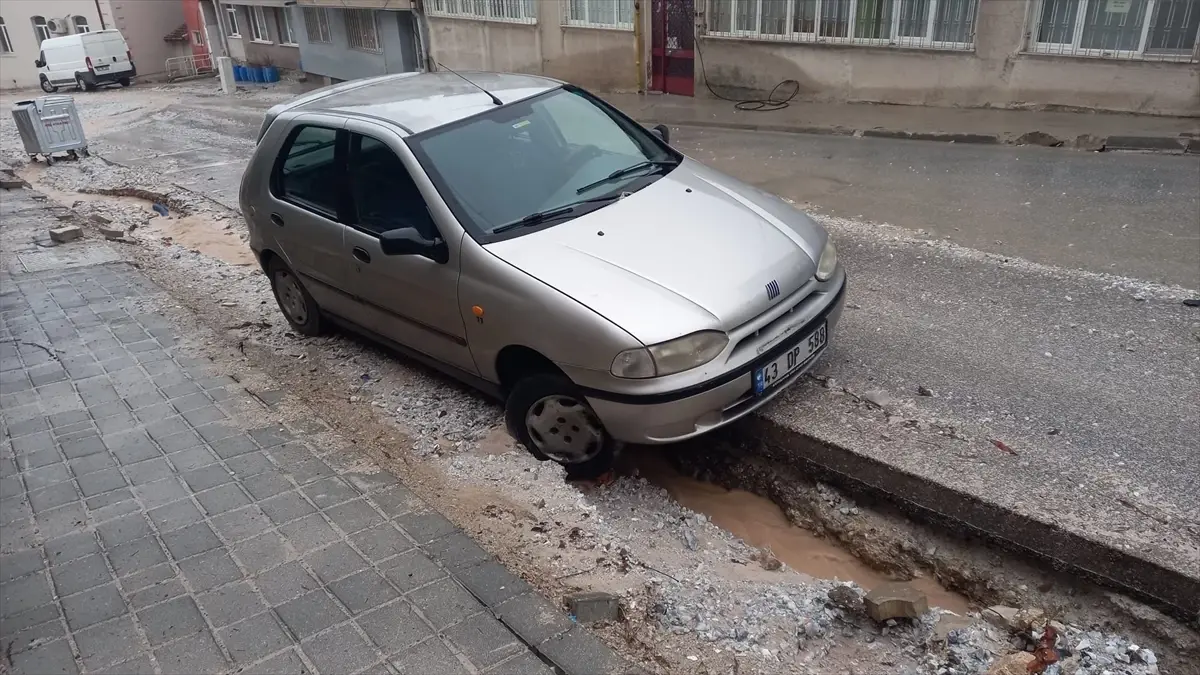 Kütahya’da Sel Felaketi: Araçlar Çukurlara Düşerken Müdahale Ekipleri Hızlı Çözüm Sağladı