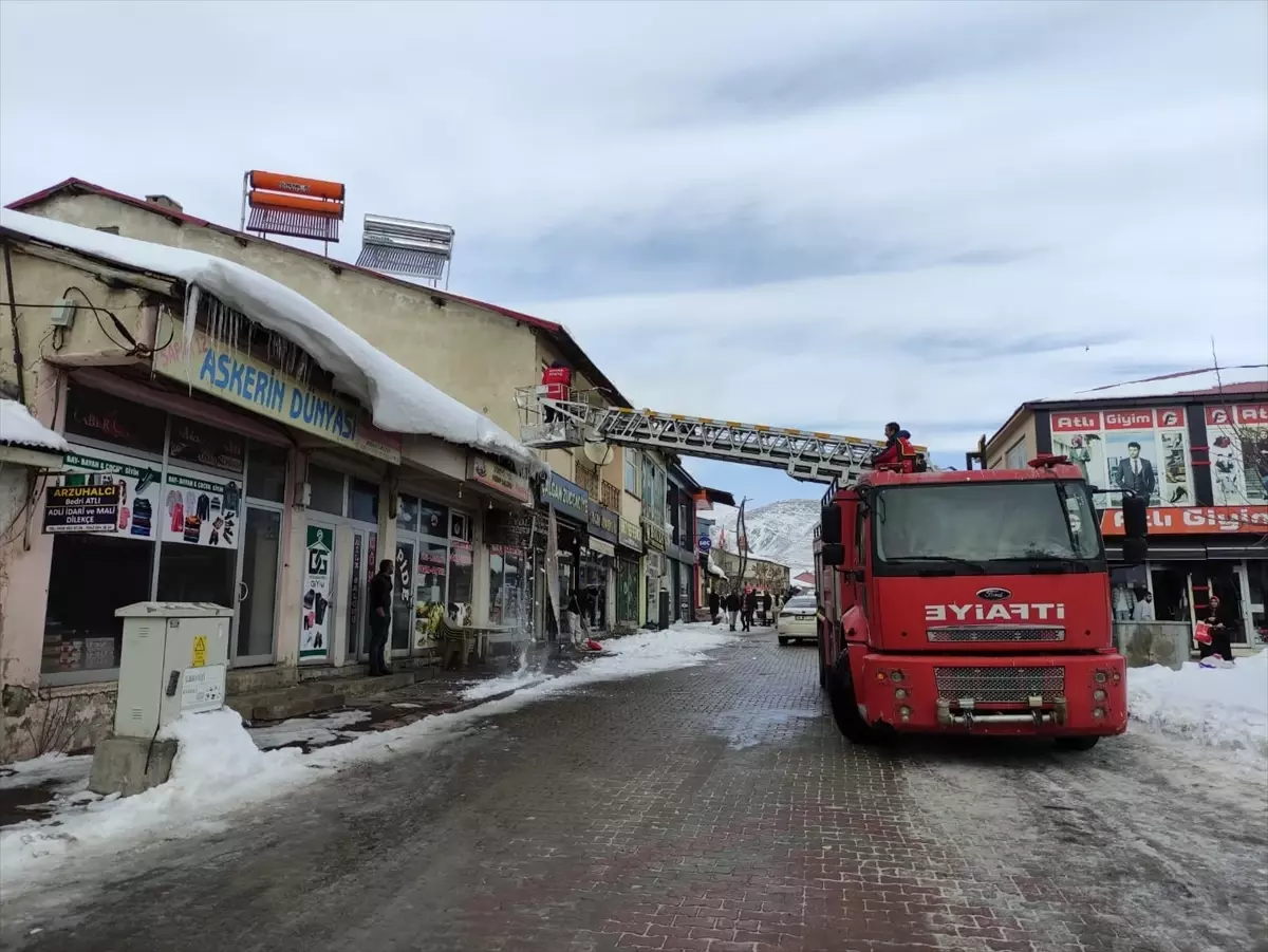 Karlıova’da Buz Sarkıtları Temizleniyor: Belediye Ekiplerinden Hızlı Müdahale