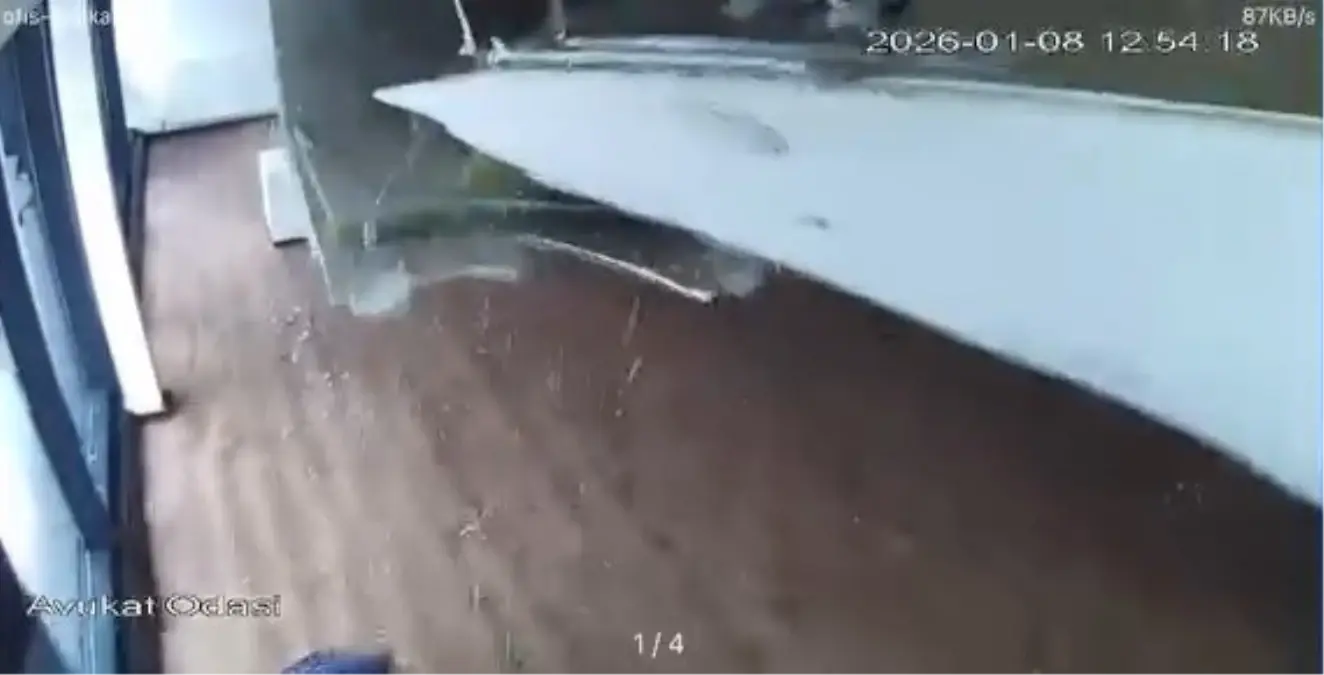 Bursa’da Şiddetli Lodos Ofis Tavanını Yıktı: İki Çalışan Son Anda Kurtuldu