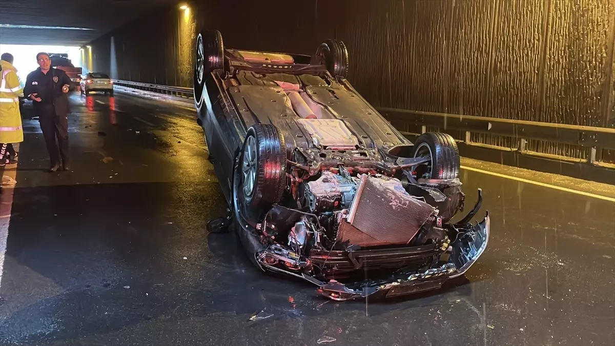 Pamukova’da Bariyere Çarpan Araç Ters Dönerek 2 Yaralıyı Hastaneye Kaptı