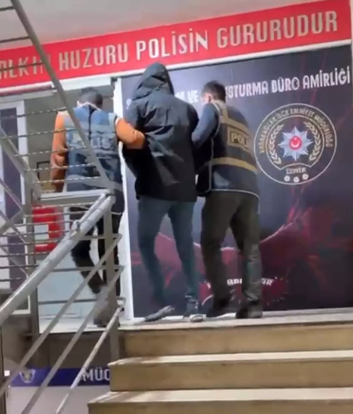 Peruklu Kaçak Mahkum İzmir Karabağlar’da Yakalandı