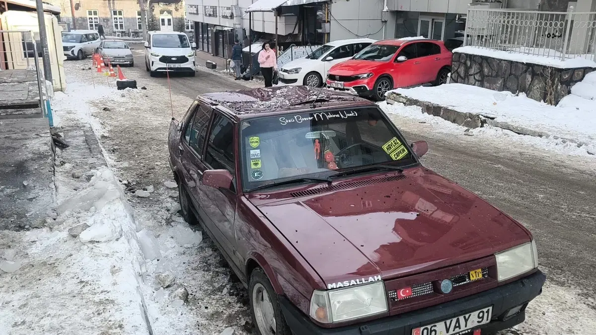 Kars’ta Buz Sarkıtı Çatıyı Yırtıp Sürücüyü Yaraladı