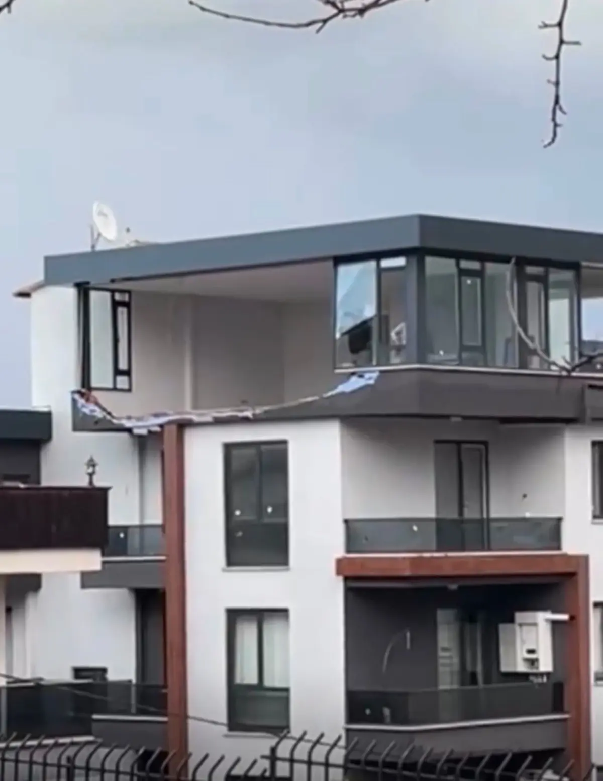 Yalova’da Şiddetli Fırtına Balkon Duvarını Yıktı, Şans Esari Yaralanma Yok