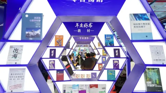 Fuar salonunda sergilenen kitaplar