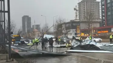 Fırtına sonrası Ankara’da yıkılan çatı ve tabelalar