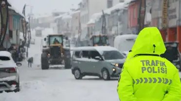Karliova'da karla kaplı okul binası