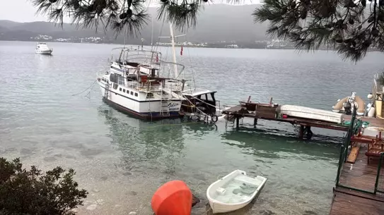 Bodrum’da Şiddetli Fırtına İki Yelkenliyi Batırdı, Feribot Seferleri Askıya Alındı