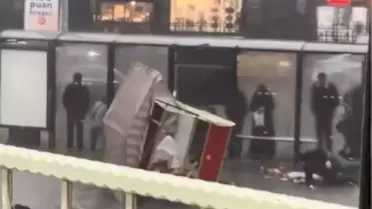 Fırtına etkisiyle devrilen seyyar simit tezgahı ve yıkılan inşaat iskelesi