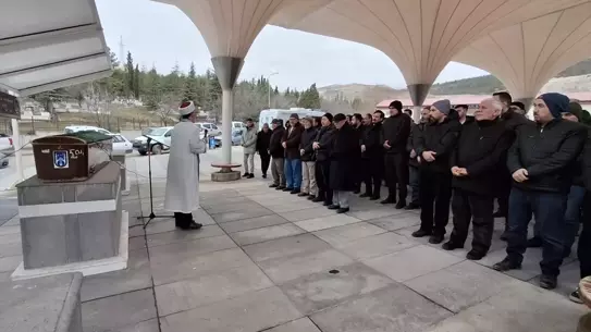 Cenaze töreni sırasında Müftü Güneş'in ailesi