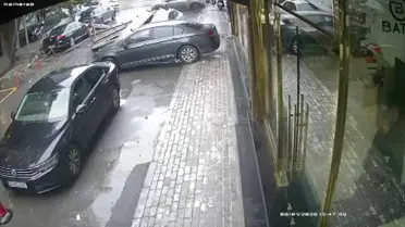 Uçan çatı parçalarının araçlara çarpması