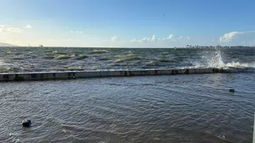 Şiddetli Rüzgar İzmir'de Deniz Seviyesini Yükseltti, Alsancak Sokakları Sular Altında