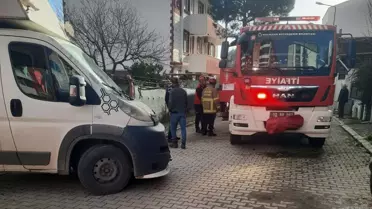 Balıkesir Edremit'te Kamyonet Kazası: İtfaiye M.D.'yi Çıkarıyor