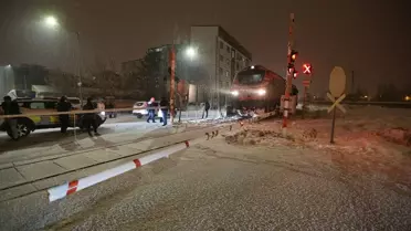 Kars'ta Lokomotif Kazası: 16 Yaşındaki Genç Ağır Yaralandı