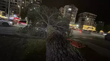 Kayseri’de Şiddetli Fırtına Park Halindeki Arabayı Devrildi