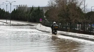 Manisa’da Şiddetli Yağışlar Trafiği Felç Etti, Tahliye Çalışmaları Sürüyor