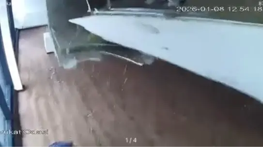 Çöken ofis tavanı ve kurtulan çalışanlar