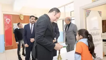 Kaymakam Akpınar öğrencilerle bir arada