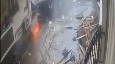 Fırtınada çatı uçuşu anı