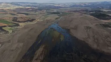 Demirköprü Barajı’nda ortaya çıkan tarihi cami minaresi