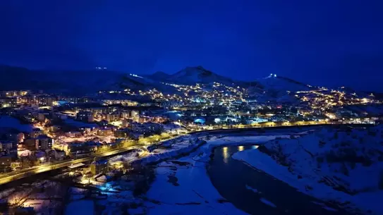 Tunceli'de kar yağışıyla kaplı okul bahçesi