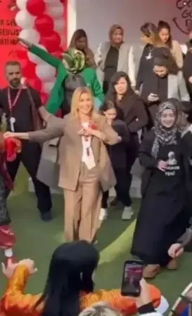 Anaokulu açılışında halay sahnesi